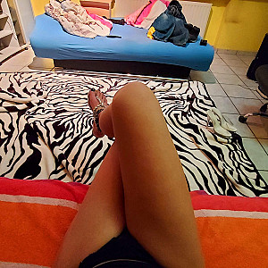 Horny bitch Shows legs and feet Galeriebild