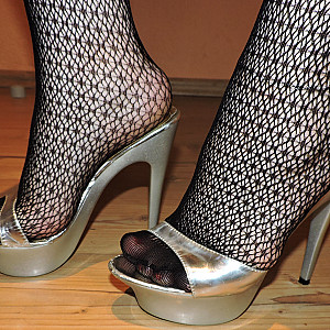 Geil in schwarzen spitzen mit High Heel Mules Galeriebild