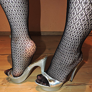 Geil in schwarzen spitzen mit High Heel Mules Galeriebild