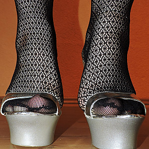 Geil in schwarzen spitzen mit High Heel Mules Galeriebild