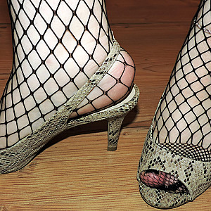 Sexy in Fishnetz mit Heels Zeigegeil Galeriebild