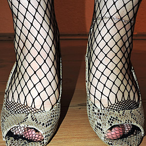 Sexy in Fishnetz mit Heels Zeigegeil Galeriebild