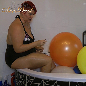 First Image Of annadevot's Video - Annadevot - Ballon Zerstörung in der Badewanne