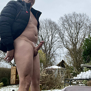 Im Garten den neuen Nachbarn meinen harten Pimmel gezeigt Galeriebild