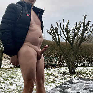Im Garten den neuen Nachbarn meinen harten Pimmel gezeigt Galeriebild