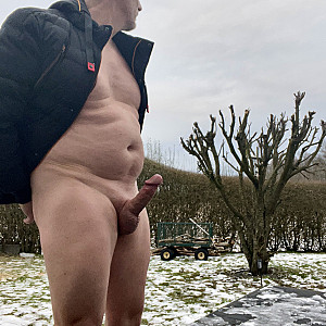 Im Garten den neuen Nachbarn meinen harten Pimmel gezeigt Galeriebild