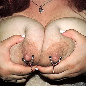 Im weißen Spitzenbody geil meine großen Titten Galeriebild
