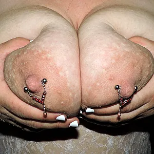 Im weißen Spitzenbody geil meine großen Titten Galeriebild
