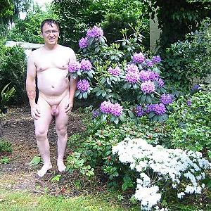 55Paul55 Nackt in Garten Galeriebild