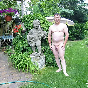 55Paul55 Nackt in Garten Galeriebild