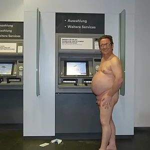 Das erste Bild von 55Paul55's Galerie - 55Paul55 nackt in einer Bank oder Sparkasse