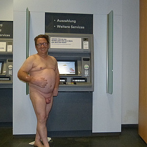 55Paul55 nackt in einer Bank oder Sparkasse Galeriebild