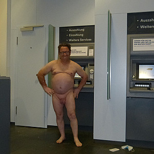 55Paul55 nackt in einer Bank oder Sparkasse Galeriebild