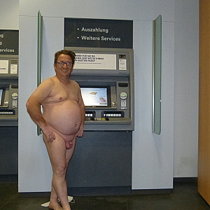 55Paul55 nackt in einer Bank oder Sparkasse Galeriebild