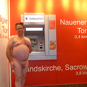 55Paul55 nackt in einer Bank oder Sparkasse Galeriebild