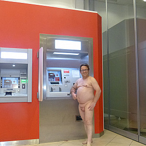 55Paul55 nackt in einer Bank oder Sparkasse Galeriebild