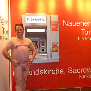 55Paul55 nackt in einer Bank oder Sparkasse Galeriebild