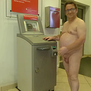 55Paul55 nackt in einer Bank oder Sparkasse Galeriebild