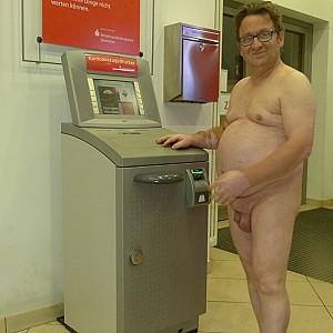 55Paul55 nackt in einer Bank oder Sparkasse Galeriebild