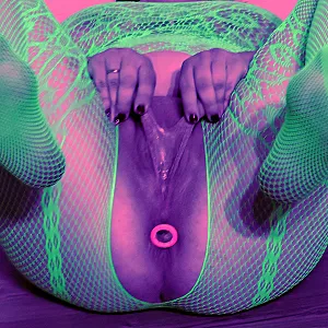 Geiler Leuchtbody in Neonlicht Galeriebild