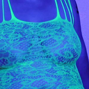Geiler Leuchtbody in Neonlicht Galeriebild