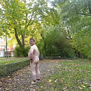 55Paul55 nackt im Herbst sm Galeriebild