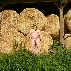 Nackt auf dem Bauerhaof von 55Paul55 Galeriebild