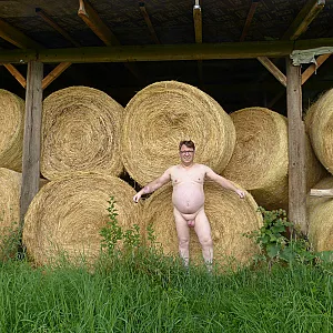 Nackt auf dem Bauerhaof von 55Paul55 Galeriebild