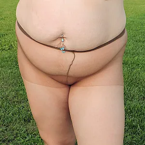 Fotze,Titten und Nylons auf der Wiese Galeriebild