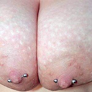 Fotze,Titten und Nylons auf der Wiese Galeriebild
