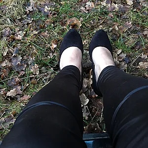 Lara in Leggins und Heels Galeriebild