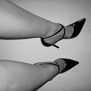 Riemchenheels und weisse Beine Galeriebild