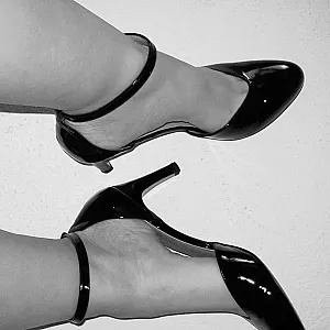 Riemchenheels und weisse Beine Galeriebild