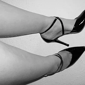 Riemchenheels und weisse Beine Galeriebild