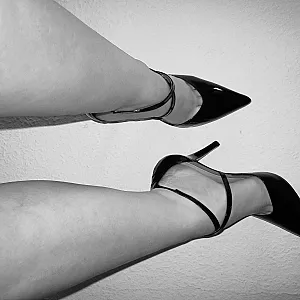 Riemchenheels und weisse Beine Galeriebild