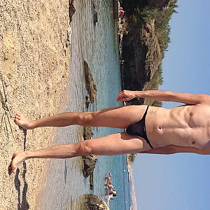 Im String-Tanga am Strand Galeriebild