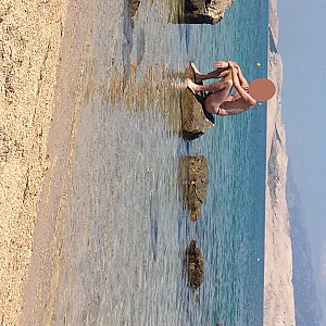 Im String-Tanga am Strand Galeriebild