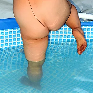 Baden im Pool mit brauner Strumpfhose Galeriebild