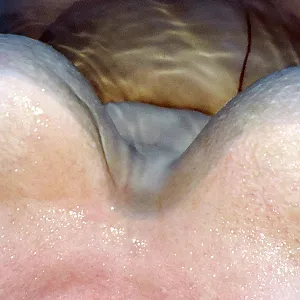 Baden im Pool mit brauner Strumpfhose Galeriebild