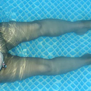 Baden im Pool mit brauner Strumpfhose Galeriebild