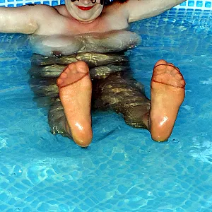 Baden im Pool mit brauner Strumpfhose Galeriebild