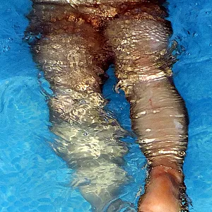 Baden im Pool mit brauner Strumpfhose Galeriebild