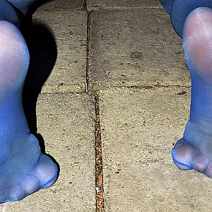 Fotze, Füße und Titten in blau Galeriebild