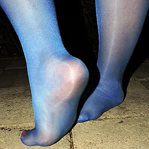 Fotze, Füße und Titten in blau Galeriebild