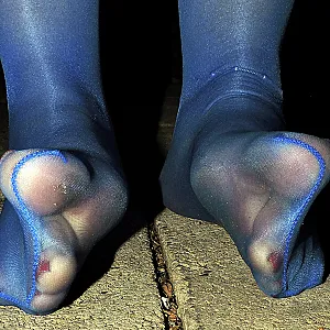 Fotze, Füße und Titten in blau Galeriebild