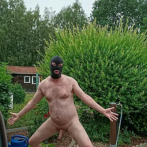 Masken Mann macht FKK im Garten Galeriebild