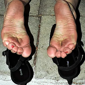 Fotze,Titten nackt mit Sling Pumps Galeriebild