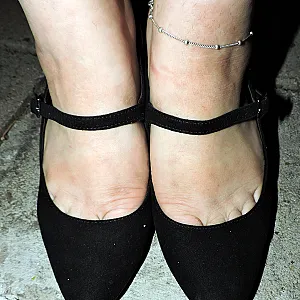Fotze,Titten nackt mit Sling Pumps Galeriebild