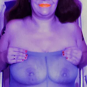 Übergroßer Nylons Neonlicht Titten,Fotze und Arsch Galeriebild