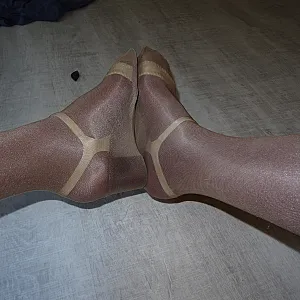 halterlose über strumpfhose und schuhe Galeriebild